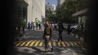 Funcionarios de impuestos sobre la renta investigando las oficinas de