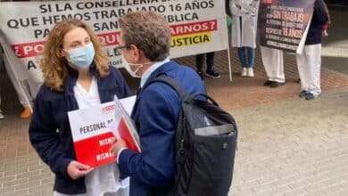 Trabajadores de laboratorio enojados se manifiestan frente al problematico hospital