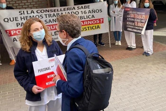 Trabajadores de laboratorio enojados se manifiestan frente al problematico hospital