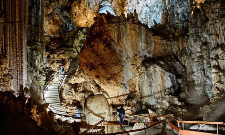 La cueva de Nerja en Espana ha estado habitada durante
