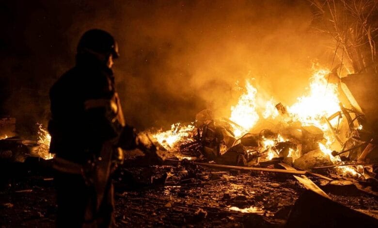 Rusia lanza ataque aéreo 'especial' en Kiev con drones y misiles 1 A firefighter works at a site of vehicle parking area damaged by remains of Russian missiles, amid Russia’s attack on Ukraine, in Kyiv, Ukraine, May 16, 2023. (Reuters)