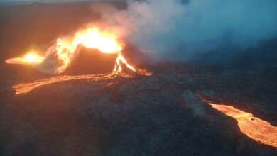 Mira el colapso de la caldera del nuevo volcán de Islandia, arrojando ríos de lava