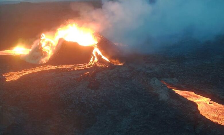 Mira el colapso de la caldera del nuevo volcán de Islandia, arrojando ríos de lava