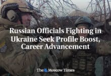 1695370372 Los funcionarios rusos que luchan en Ucrania buscan mejorar su