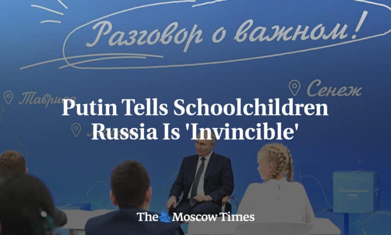 Putin dice a los estudiantes que Rusia es invencible