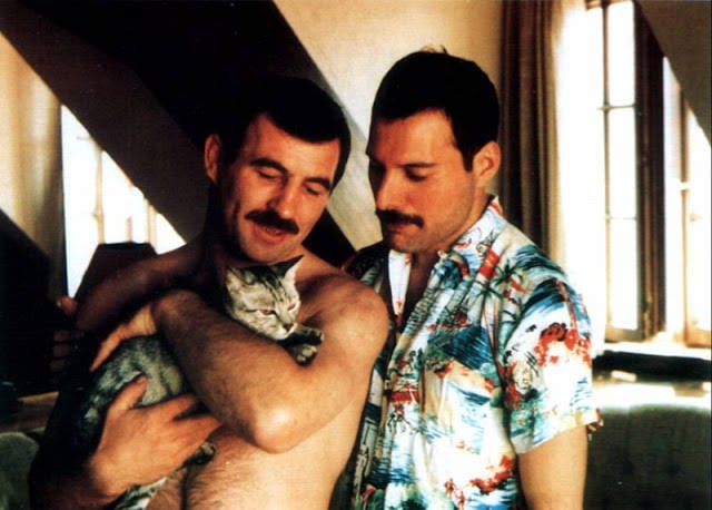 Freddie Mercury y Jim Hutton con sus gatos