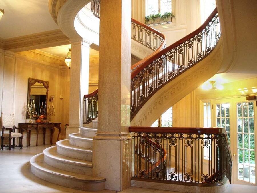 Dentro de la legendaria finca encantada de Portland, Pittock Mansion 3 Escaleras del edificio Pittock