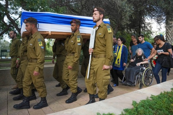 Soldados israelíes llevan el ataúd cubierto con una bandera durante el funeral de Eli Bar Sadr en el cementerio militar de Tel Aviv, Israel, el lunes 9 de octubre de 2023. Bar Sadeh fue asesinado después de que militantes de Hamas irrumpieran en una ciudad israelí cercana desde la bloqueada Franja de Gaza.  . Las alardeadas agencias militares y de inteligencia de Israel quedaron completamente desprevenidas y por primera vez en décadas estallaron intensos combates en las calles.  (Foto AP/Eric Marmo)