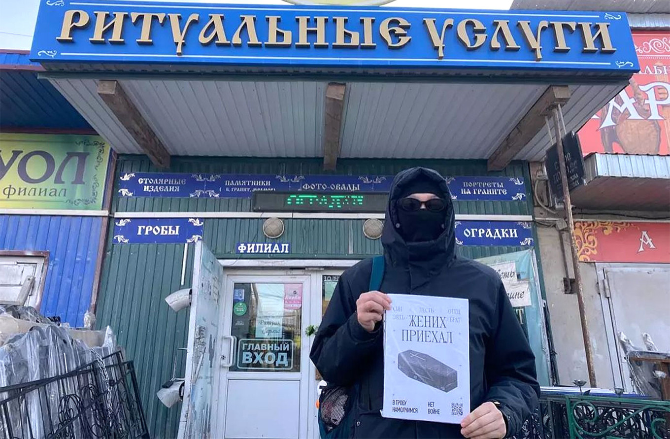 El punk pacifista yakuto que huyó de la persecución en Rusia ahora espera su deportación en una cárcel kazaja 2
Amosov levantó un cartel que decía "Aquí viene el novio". Aikhal Amosov/Instagram