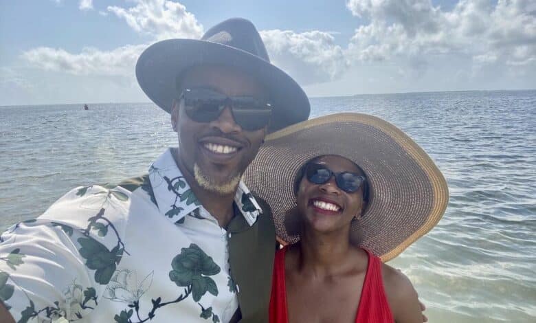 Howza y Salamina Mosese organizan la celebración del 15.º aniversario en una isla exótica