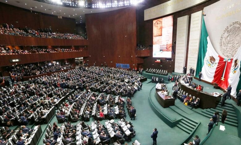 ¿Mamia del espacio exterior?Congreso mexicano obtiene información de primera mano | Noticias del Mundo 1 Experts from Mexico, the United States, Japan and Brazil gathered before the Mexican Congress on Sept. 12, 2023 to share their findings on the existence of UFOs and extraterrestrials that date back to 2017 in the sandy Peruvian coastal desert of Nazca. (AP, File)