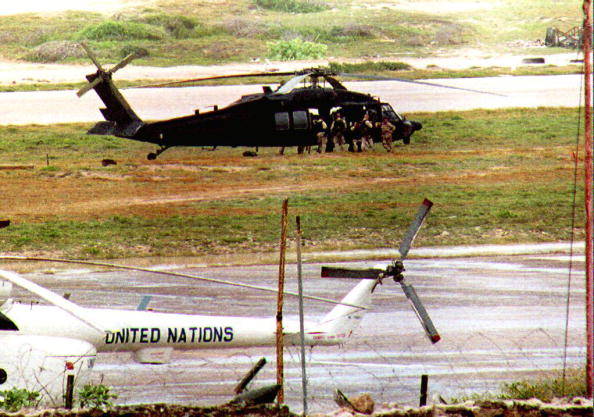 Tropas a bordo del helicóptero Black Hawk