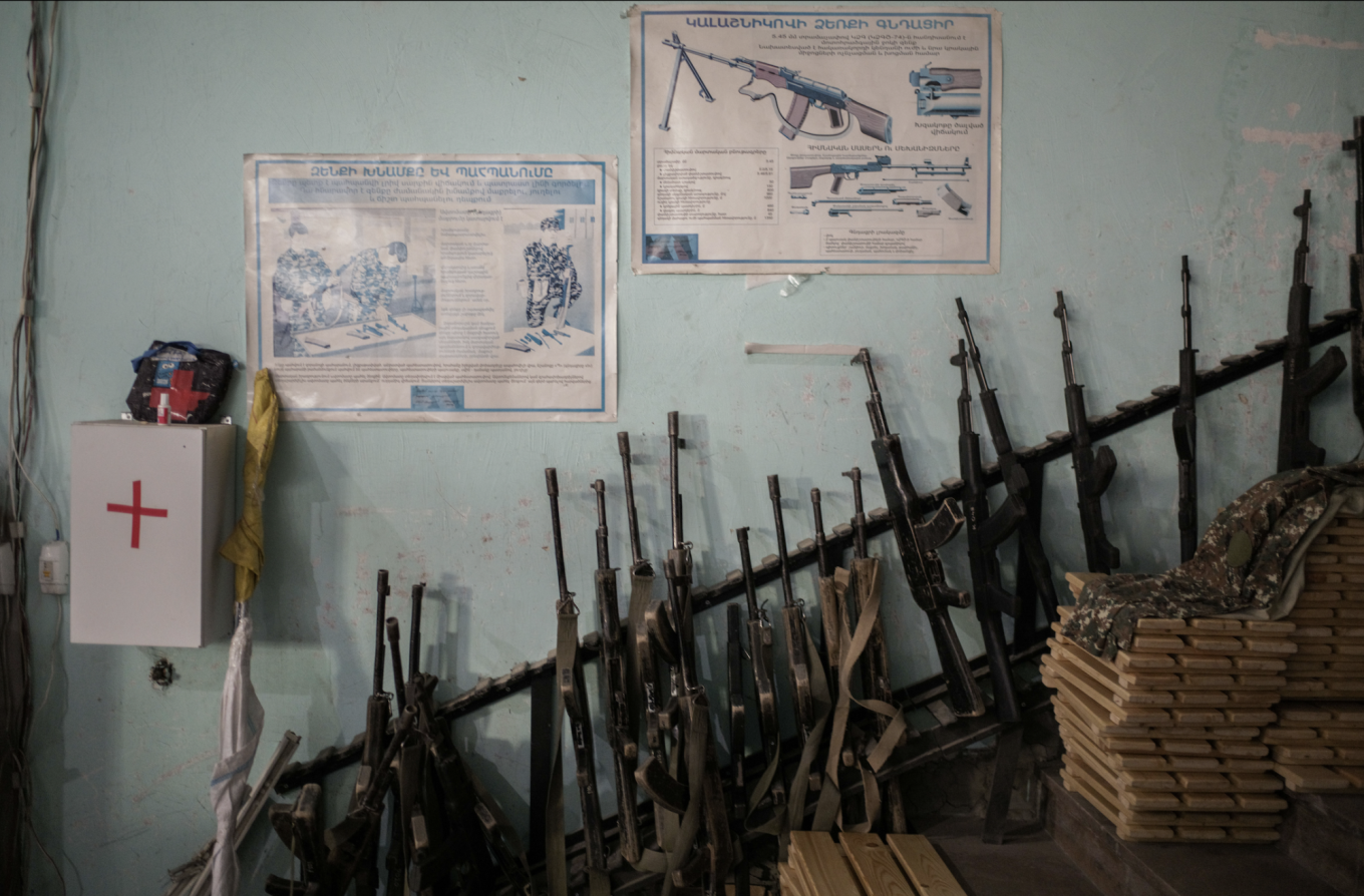 Los armenios se preparan para defenderse mientras los lazos con Rusia se deterioran 4
Rifles almacenados por Tom J. Bennett