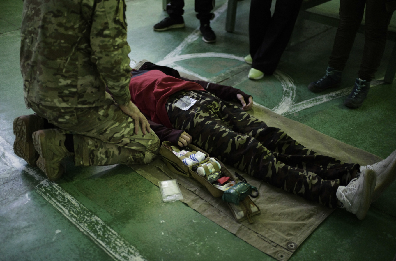 Los armenios se preparan para defenderse mientras los lazos con Rusia se deterioran 3
Formación en primeros auxilios VOMA. Los rostros de los participantes no se revelaron por temor a ser identificados por las autoridades azerbaiyanas.Tom J. Bennett