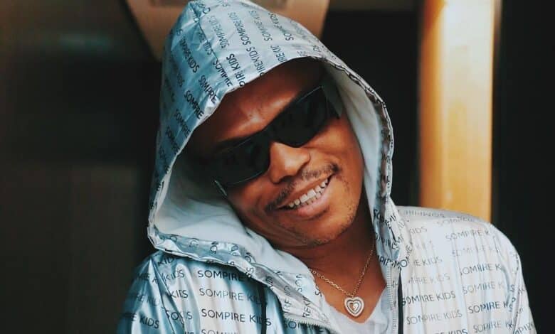 ¡mirar! Somizi sorprende a los clientes en su tienda de ropa