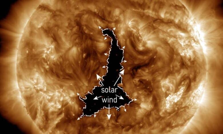 Un enorme "agujero" en el Sol, más ancho que 60 veces la Tierra, nos arroja viento solar ultrarrápido