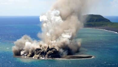 Una erupción volcánica submarina crea una nueva isla en el Océano Pacífico