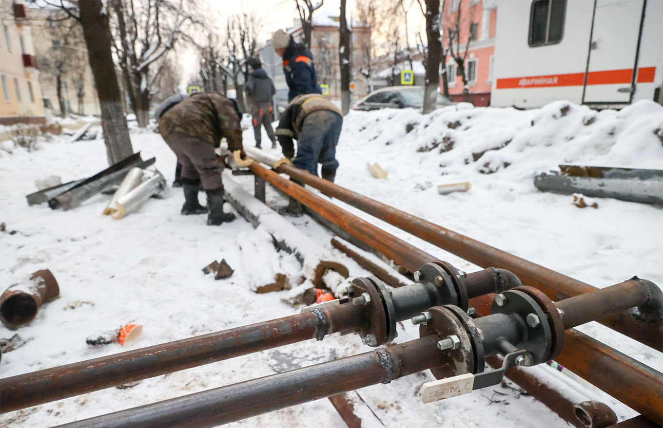 
Equipos de reparación de emergencia colocan tuberías de agua temporales en Podolsk.Serguéi Petrov / NEWS.ru / TASS				