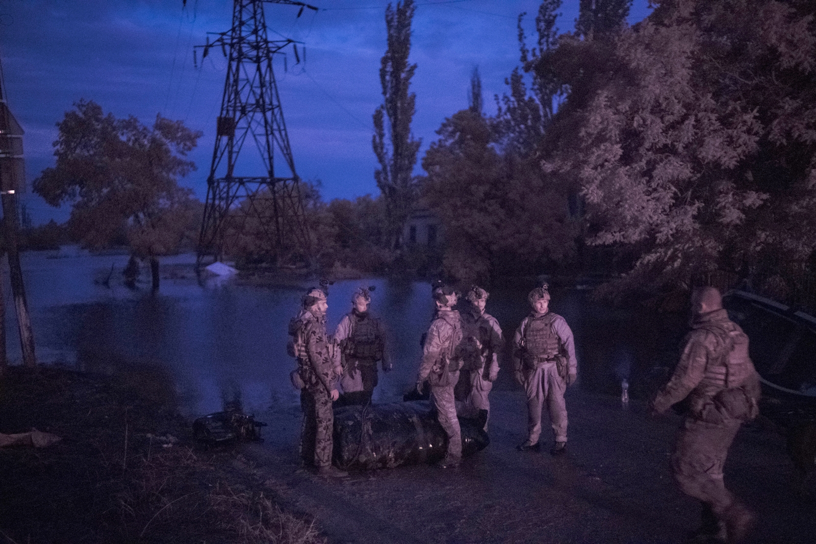 Tropas de operaciones especiales ucranianas se preparan para una misión nocturna en el río Dnieper en la región de Kherson en Ucrania, el domingo 11 de junio de 2023.  (Foto AP/Felipe Dana)