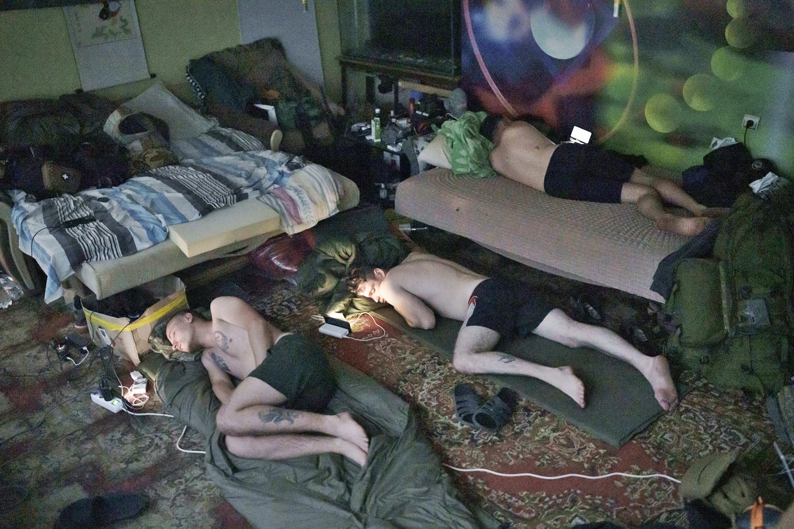 Un soldado de las fuerzas de operaciones especiales de Ucrania duerme junto a su teléfono móvil en la región de Kherson, Ucrania, el viernes 16 de junio de 2023.  (Foto AP/Felipe Dana)