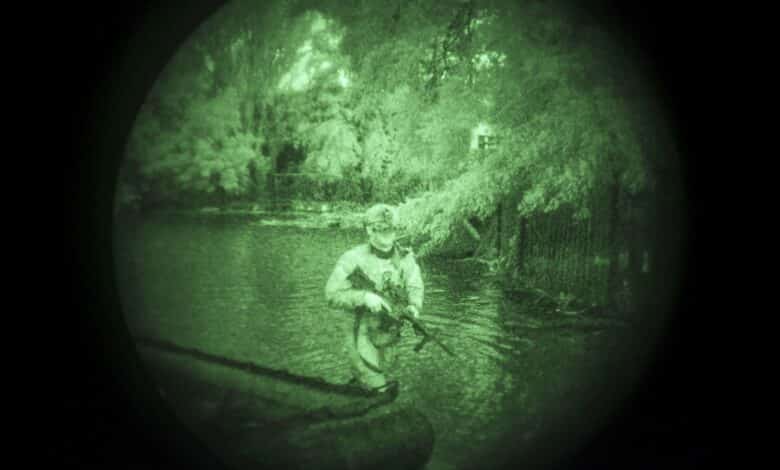 Dentro del Centro Secreto 73 de Ucrania, las misiones encubiertas dan forma a la guerra detrás del frente | Noticias del Mundo 1 A Ukraine Special Operations Forces soldier walks through water on the shores of the Dnipro River using night vision goggles, or NVG, during a night mission in Kherson region, Ukraine, Sunday, June 11, 2023. They transform themselves from nondescript civilians into elite fighters, some in wetsuits and some in boats. In the morning, when their operations end, they’re back to anonymity. (AP Photo/Felipe Dana)