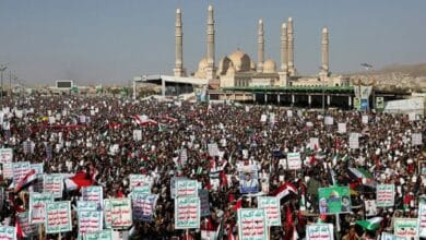 Los comandantes de Irán y Hezbollah ayudan a dirigir los ataques hutíes en Yemen: Informe | Noticias del Mundo 1 Supporters of the Houthi movement rally to denounce air strikes launched by the U.S. and Britain on Houthi targets, in Sanaa, Yemen