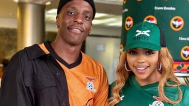 Khosi Twala se toma un momento para agradecer a su atenta amiga Mmeli Khumalo