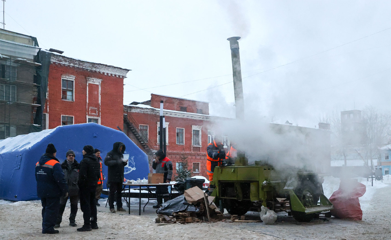 
Una cocina de campaña en un punto de calefacción en Podolsk.Serguéi Petrov / NEWS.ru / TASS				