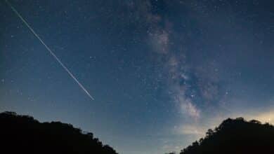 Cuadrántidas 2024: La primera lluvia de meteoritos del año brilla sobre América del Norte el 3 de enero 16 A meteor shoots across the night sky sky leaving a trail of light across the milky way