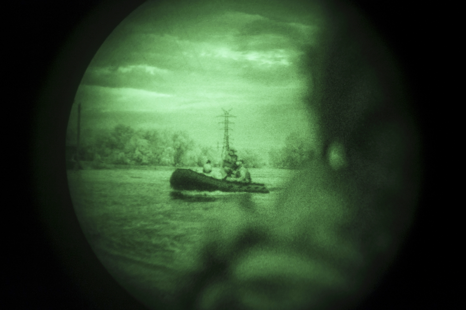 Soldados de las Fuerzas de Operaciones Especiales de Ucrania utilizan gafas de visión nocturna (NVG) para navegar por el río Dnieper durante una misión nocturna en la región de Kherson en Ucrania, el domingo 11 de junio de 2023.  (Foto AP/Felipe Dana)