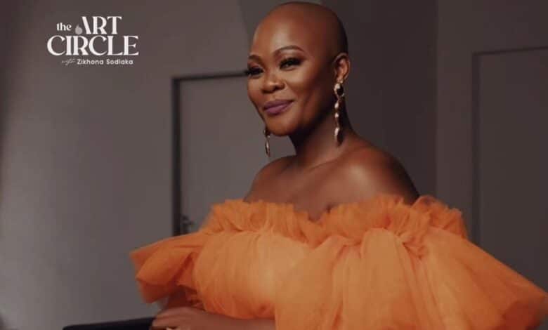 Zikhona Sodlaka presenta a los invitados del primer episodio de Art Circle