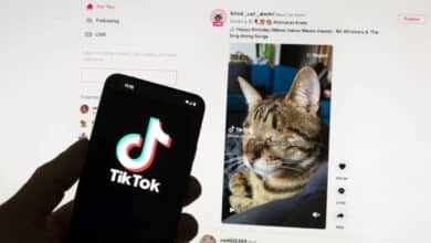 La UE aumenta la presión sobre la nueva aplicación de recompensas de TikTok y le advierte que suspenda su uso porque representa un riesgo para los niños 12 The TikTok logo is seen on a mobile phone in front of a computer screen which displays the TikTok home screen, Saturday, March 18, 2023, in Boston. European Union regulators said Wednesday, April 17, 2024, they’re seeking details from TikTok on a new app from the video sharing platform that pays users to watch videos.