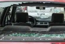 Las ventanillas de un vehículo resultaron dañadas por una tormenta de granizo en La Bisbal d'Emporda, Girona, Cataluña, España, el 31 de agosto de 2022.
