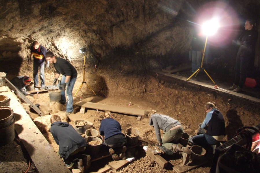 Huesos muestran a niños neandertales devorados por grandes pájaros 2 Los investigadores excavan en la cueva de Semna