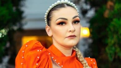 La cantante enmascarada Holly Rae se marcha en un fantástico Mercedes