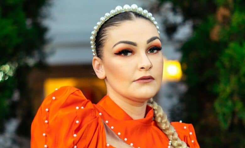 La cantante enmascarada Holly Rae se marcha en un fantástico Mercedes 1 La cantante enmascarada Holly Rae se marcha en un fantástico Mercedes