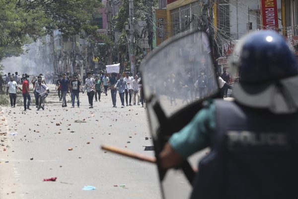 Bangladesh impone un estricto toque de queda y ordena "disparar al ver" tras protestas mortales - 1 Bangladesh Imposes Strict Curfew With ‘Shoot-On-Sight’ Order Following Deadly Protests