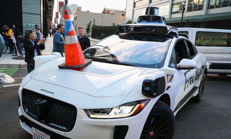 Waymo demanda al hombre que supuestamente destrozo y corto sus