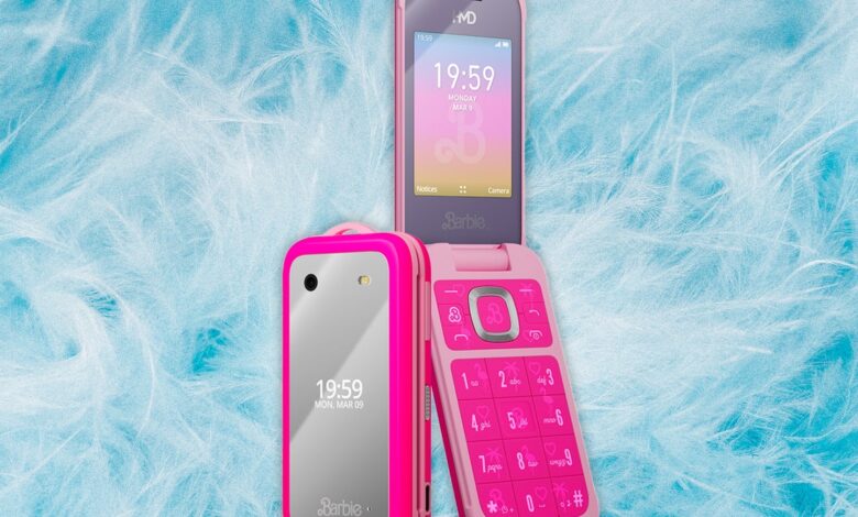 1724819202 HMD lanza Barbie Phone un telefono tonto reversible completamente rosa