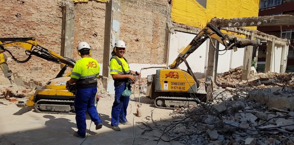 ¡Máquinas Especializadas para Demolición! Maquinaria Industrial para la Demolición Técnica 2 maquinas anzeve hombres