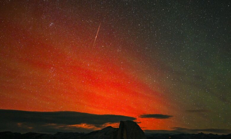 ¡La lluvia de meteoritos de las Perseidas está alcanzando su punto máximo! Aquí se explica cómo ver la mayoría de las "estrellas fugaces". 1 A Perseid meteor shoots through the sky as a red aurora dances near the horizon