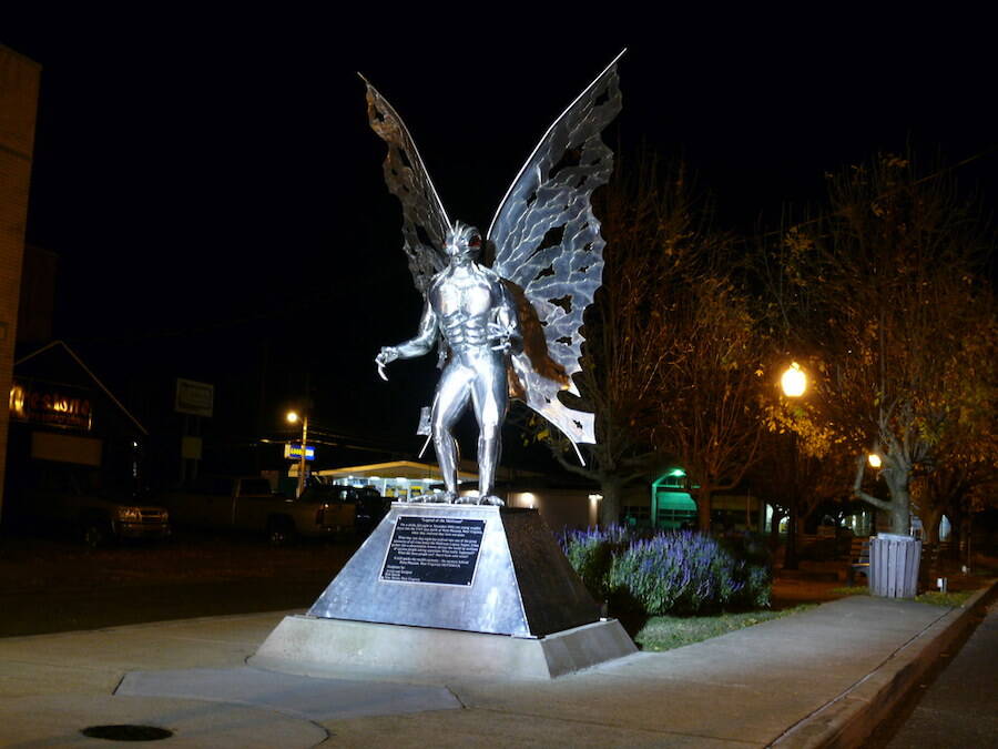 Estatua del hombre polilla
