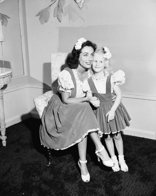 Christina Crawford cuando era niña
