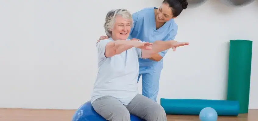 Naente: Una clínica multidisciplinar en Madrid que une fisioterapia, psicología y pilates para el bienestar integral 2 Naente Una clínica multidisciplinar en Madrid señora mayor