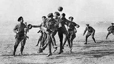 La Tregua de Navidad de 1914 suspendió brevemente la Primera Guerra Mundial.