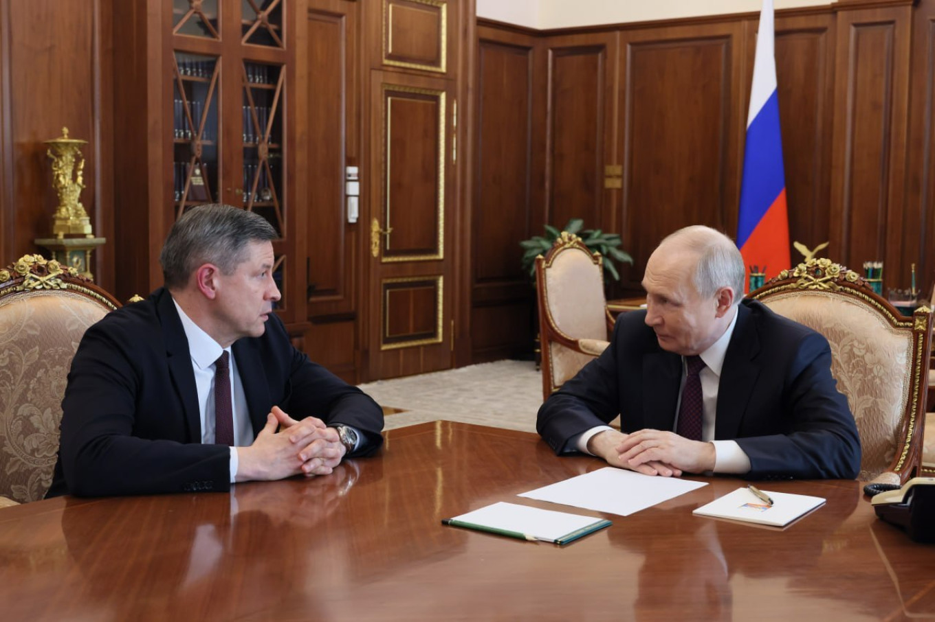 
El gobernador entrante de la región de Bryansk, Yegor Kovalchuk, y el presidente Vladimir Putin. kremlin.ru				