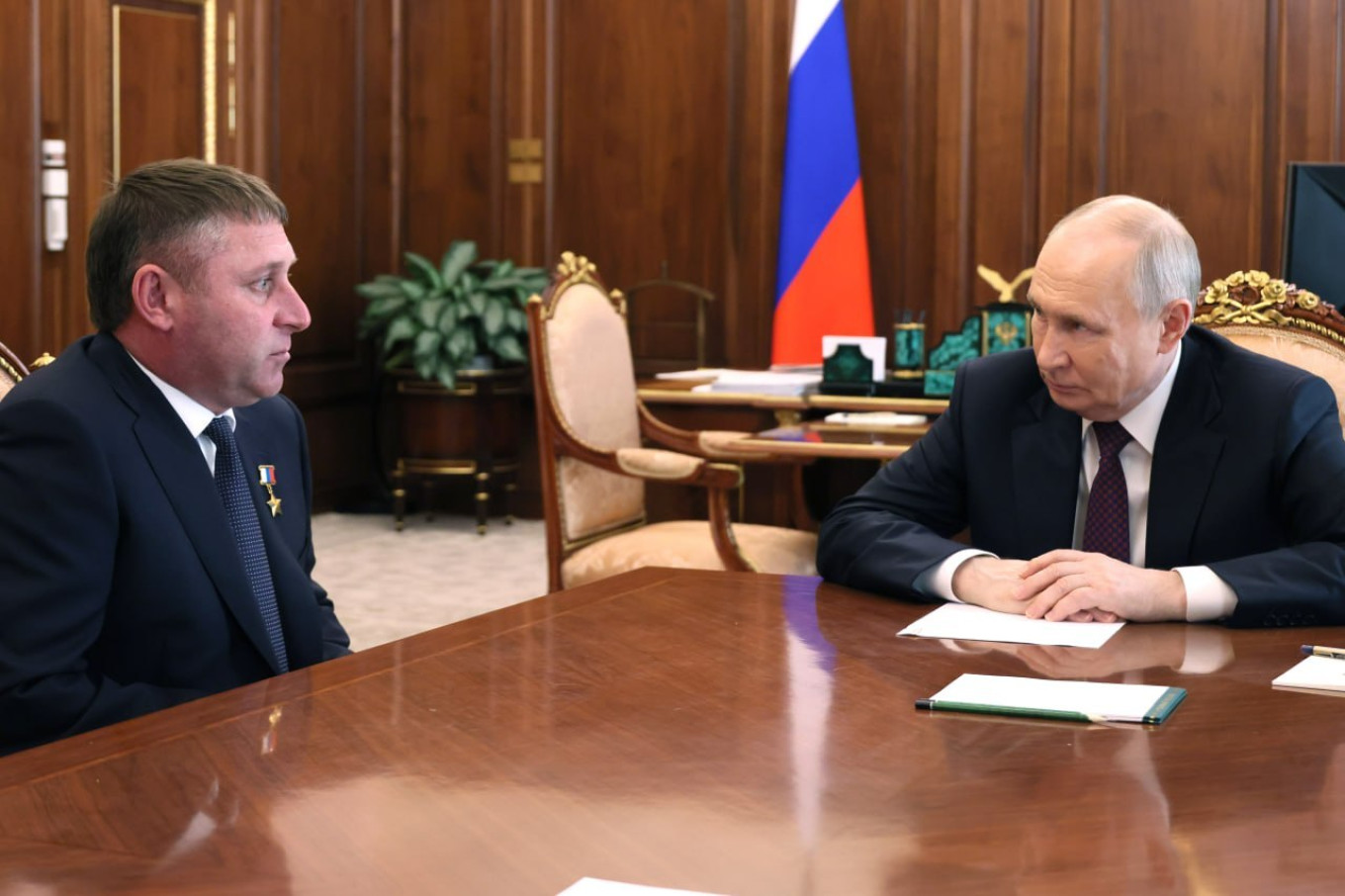 
El gobernador entrante de Belgorod, Alexander Shuvayev, y el presidente Vladimir Putin. kremlin.ru				