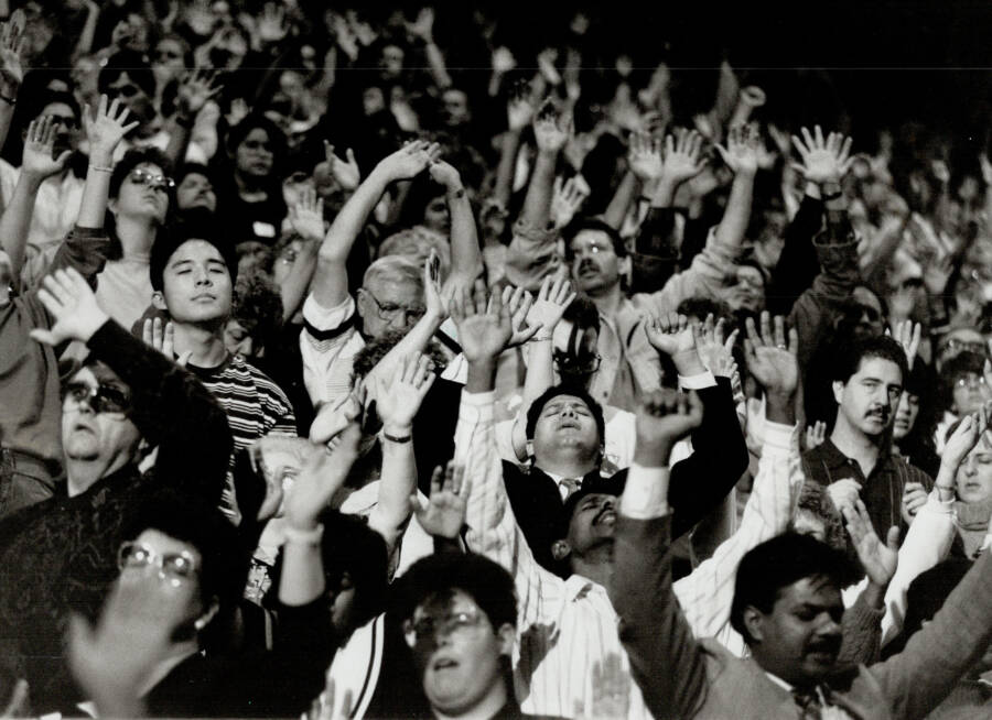 La vida de fe y riqueza del televangelista Benny Hinn 2 Seguidores televangelistas oran