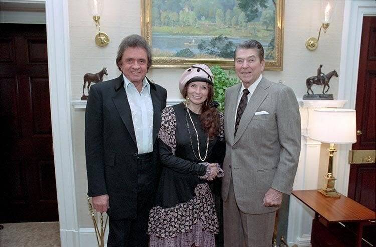 Johnny Cash conoce a Ronald Reagan