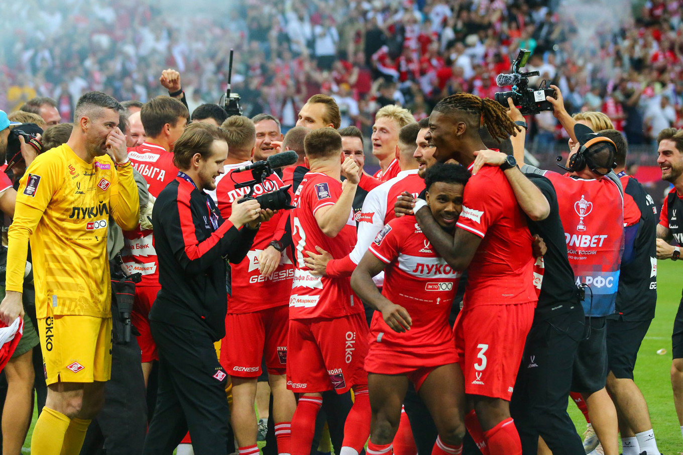 
Los jugadores del Spartak celebran la victoria en la Superfinal de la Copa de Rusia de fútbol 2025-26 contra el Krasnodar. Serguéi Vidyashkin/Agencia de Noticias de Moscú				